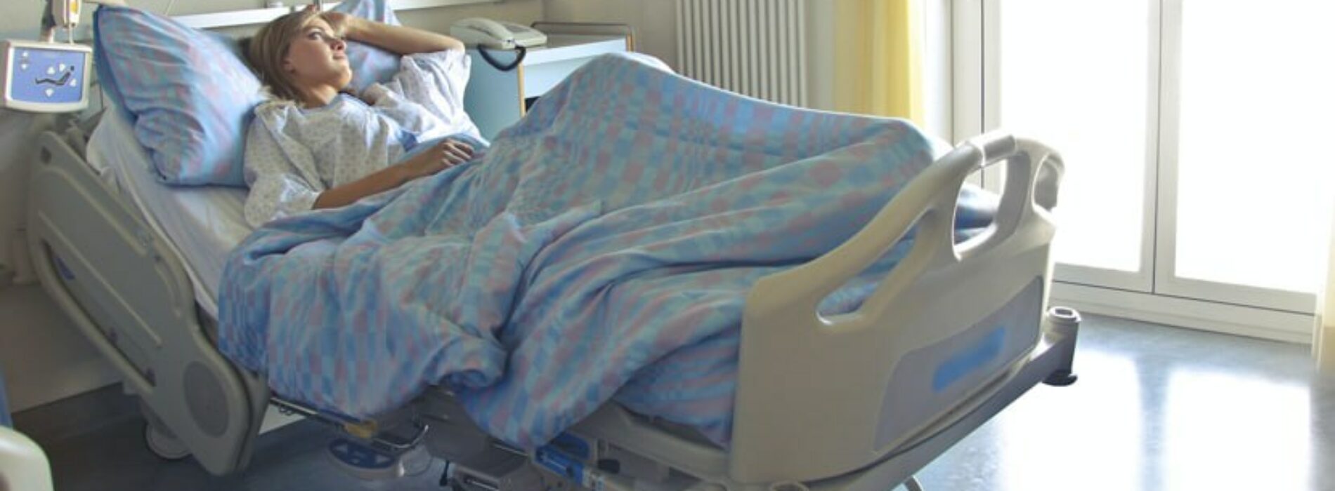 Opieka nad osobami leżącymi – kupić czy wypożyczyć łóżko rehabilitacyjne?