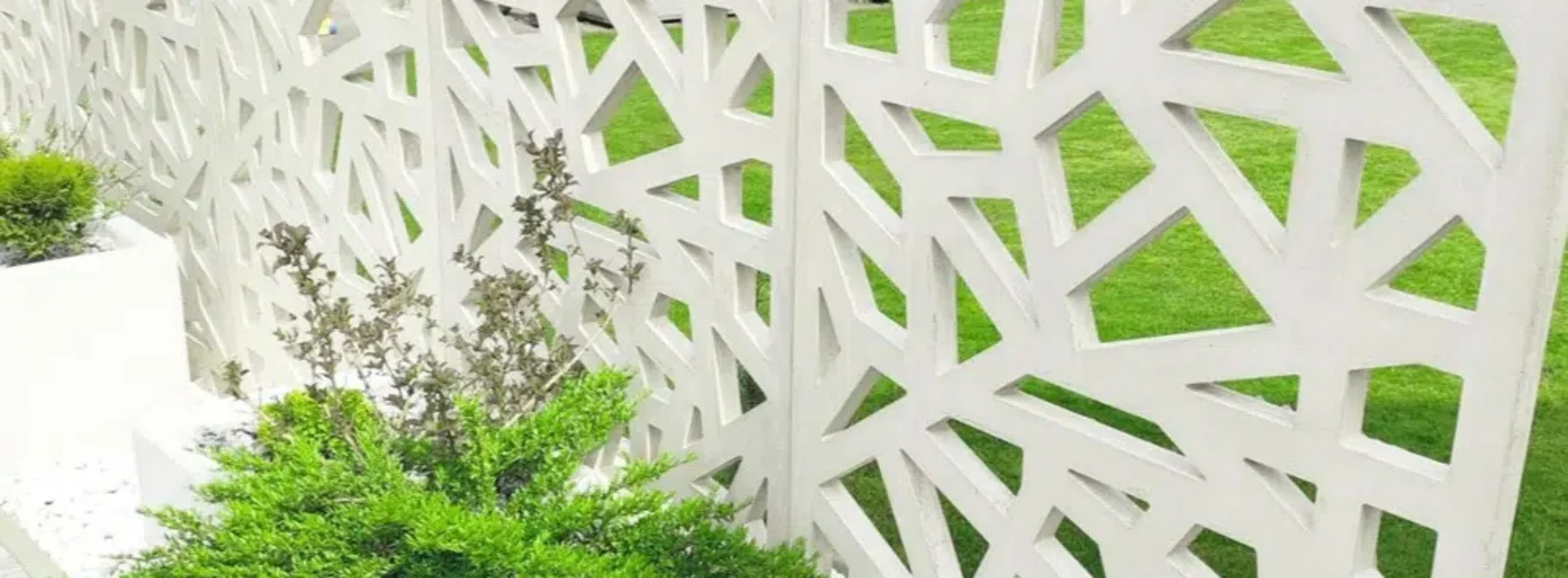 Wyroby betonowe – dlaczego są tak popularne w aranżacji przestrzeni zewnętrznych?