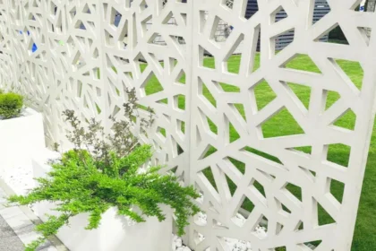 Wyroby betonowe – dlaczego są tak popularne w aranżacji przestrzeni zewnętrznych?