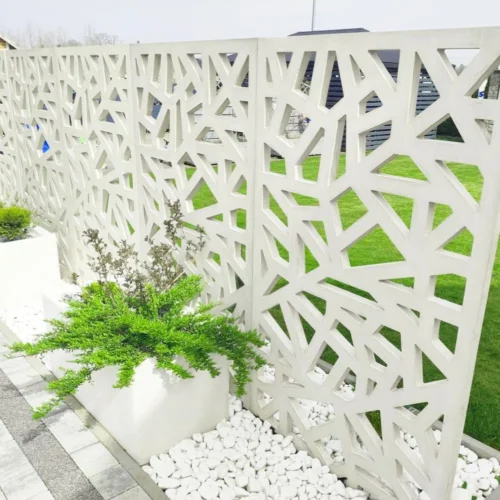 Wyroby betonowe – dlaczego są tak popularne w aranżacji przestrzeni zewnętrznych?