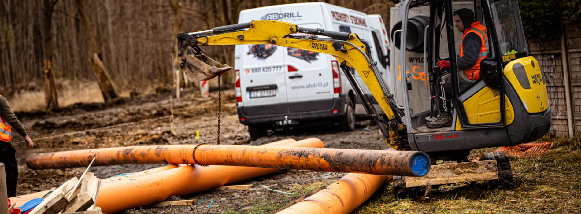 Przewierty sterowane HDD a tradycyjne wykopy – która technologia jest bardziej opłacalna?